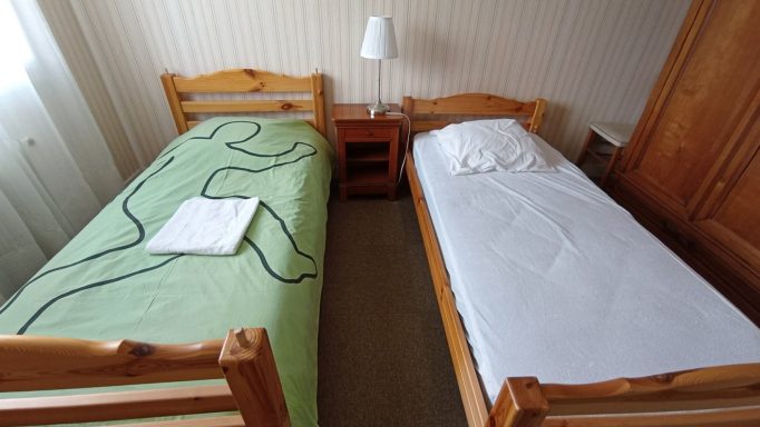 2 lits simples dans la chambre enfants Chambre enfants